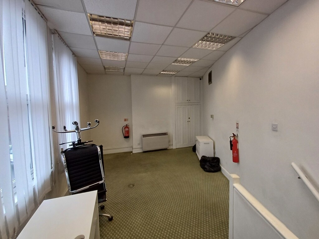 12 Southbury Rd, Enfield to rent Interior Photo- Image 1 of 3