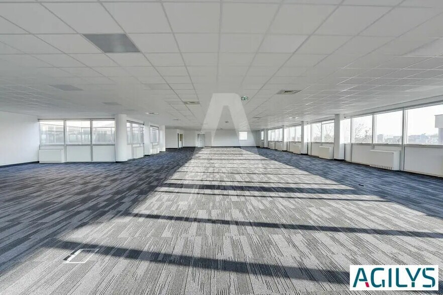 Light Industrial in Les Ulis to rent - Building Photo - Image 3 of 6