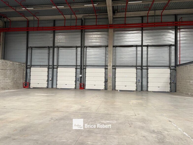 Industrial in Mions to rent - Interior Photo - Image 2 of 6