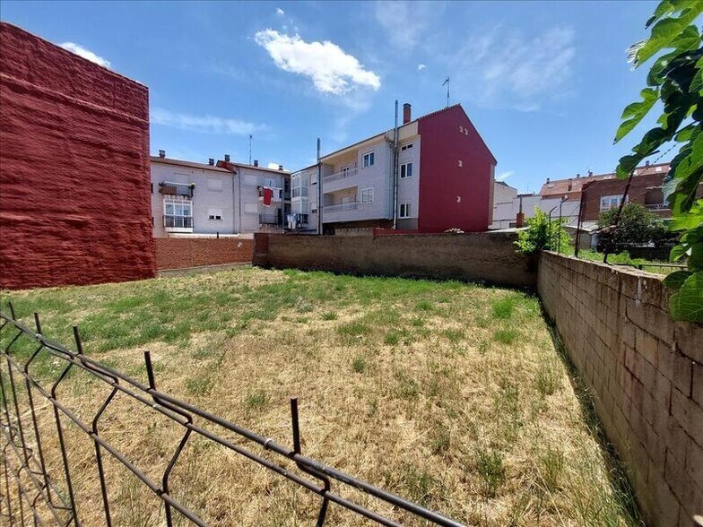 Calle Salvador Madariaga, Villaquilambre, León for sale - Primary Photo - Image 3 of 12