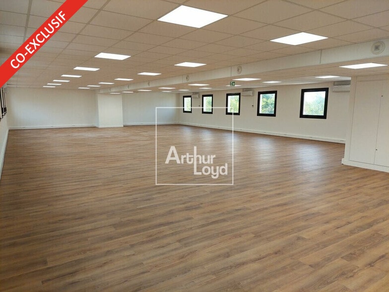 Office in Lieusaint to rent - Interior Photo - Image 1 of 7