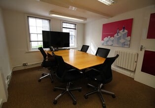 31-33 Le Pollet, Guernsey to rent Interior Photo- Image 2 of 5