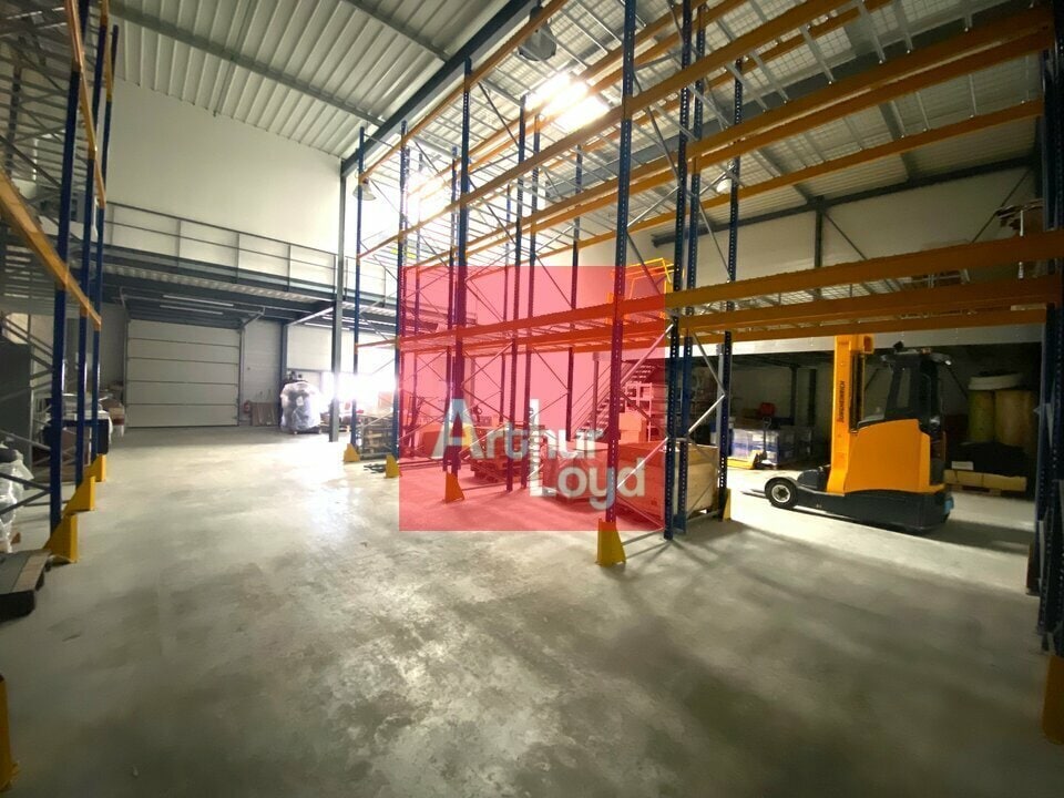 Light Industrial in Servon to rent Interior Photo- Image 1 of 6
