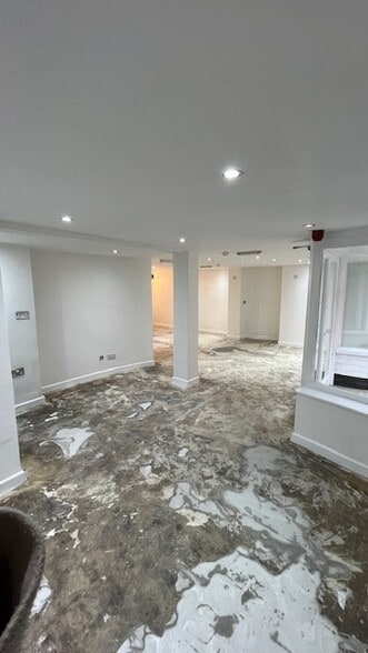 52 High St, Burton On Trent to rent - Interior Photo - Image 2 of 4