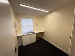 86-88 The Hwy, Deeside to rent Interior Photo- Image 2 of 2