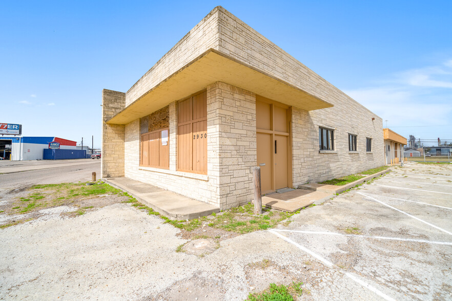 2930 Leopard St, Corpus Christi, TX for sale - Building Photo - Image 2 of 18