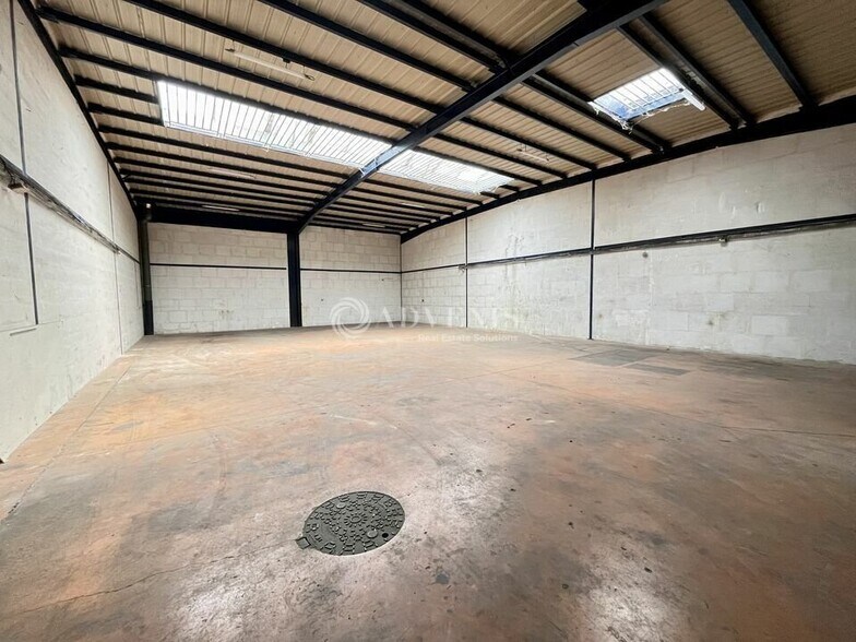Light Industrial in Villepinte to rent - Interior Photo - Image 1 of 7