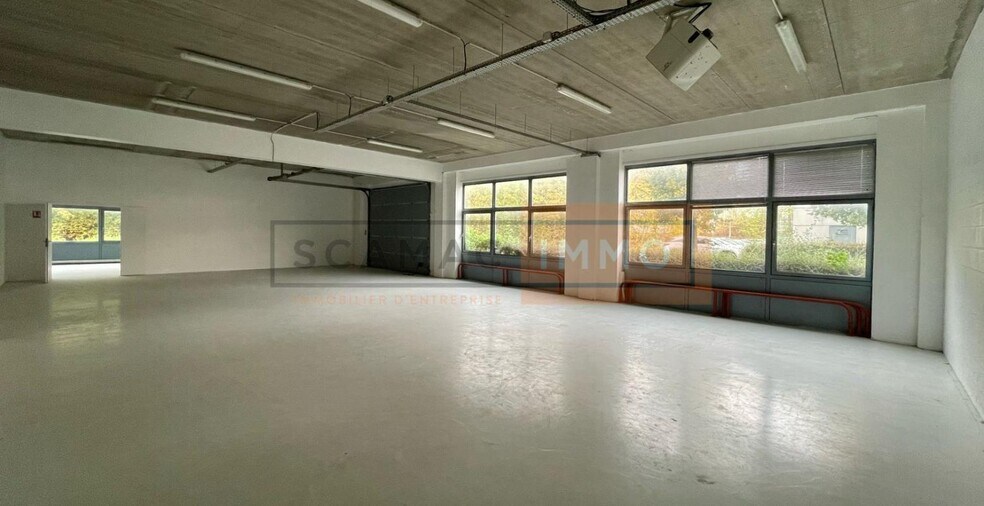 Industrial in Roissy-en-France to rent - Building Photo - Image 1 of 9