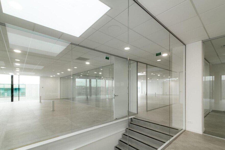 Light Industrial in Le Mesnil-Amelot to rent - Interior Photo - Image 3 of 6