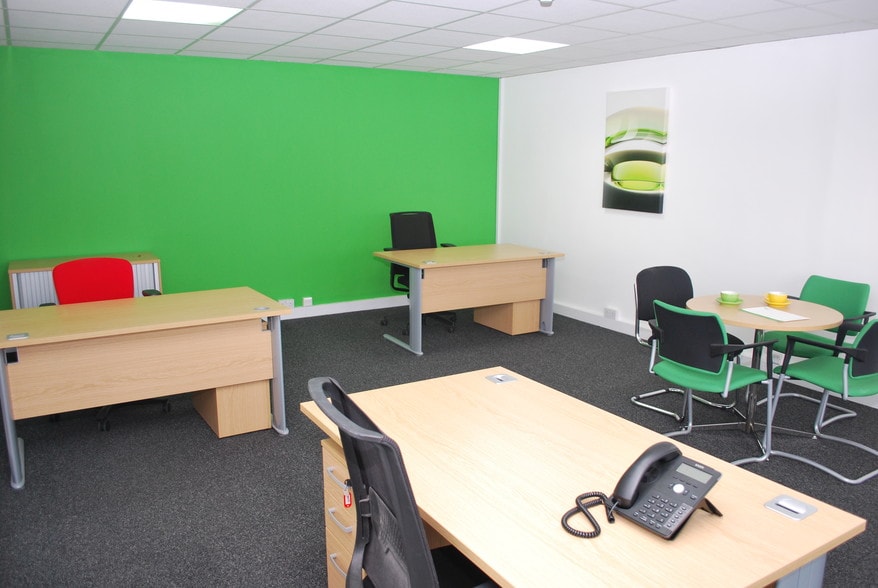 Waterberry Dr, Waterlooville to rent - Interior Photo - Image 3 of 4