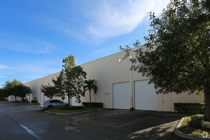 532 NW Mercantile Plz, Port Saint Lucie, FL for rent - Building Photo - Image 3 of 14