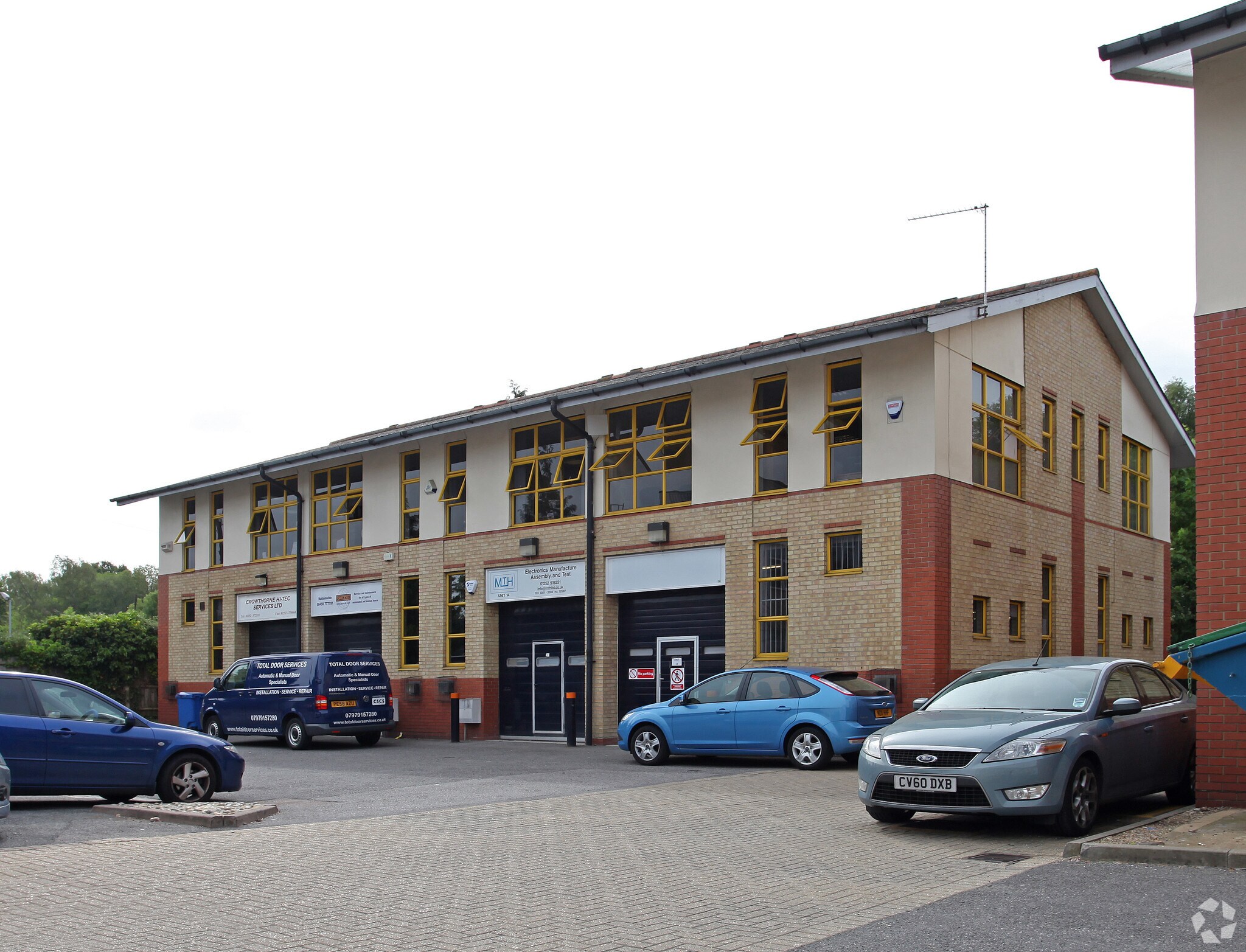 Eelmoor Rd, Farnborough to rent Primary Photo- Image 1 of 3