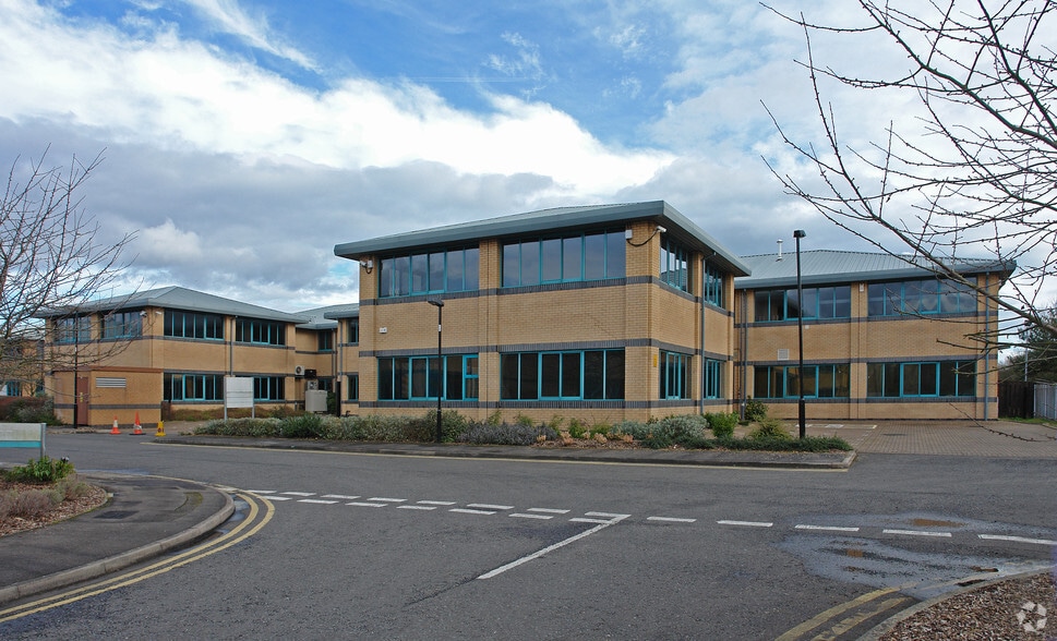 4-10 The Quadrant, Abingdon to rent - Building Photo - Image 3 of 7