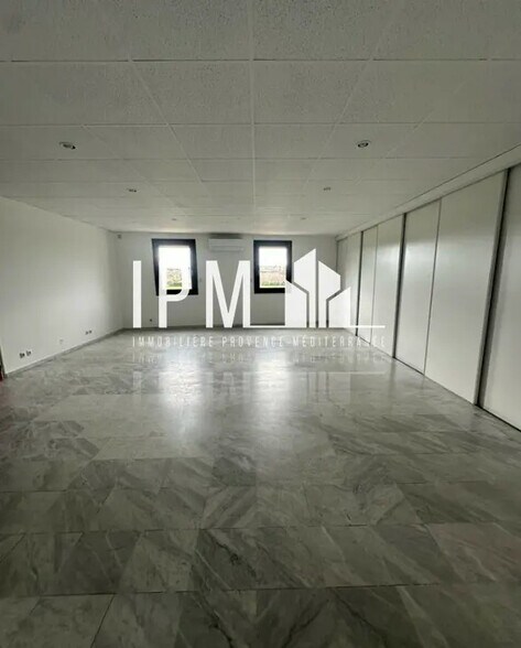 Light Industrial in Aix-en-Provence to rent - Interior Photo - Image 3 of 5