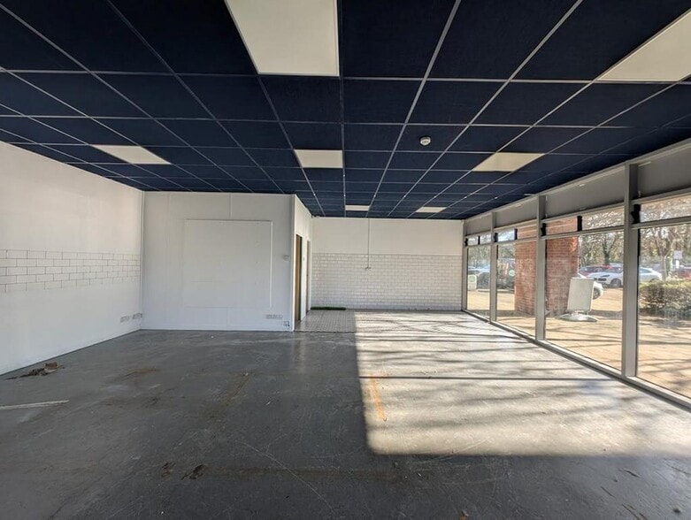 Parkway, Fareham to rent - Building Photo - Image 3 of 8