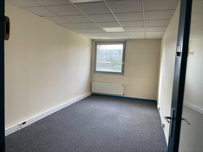 9-11 Avenue Michelet, Saint-Ouen-sur-Seine to rent - Interior Photo - Image 1 of 7