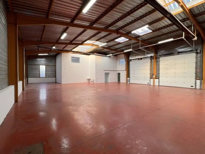 Light Industrial in Vénissieux to rent - Interior Photo - Image 3 of 7