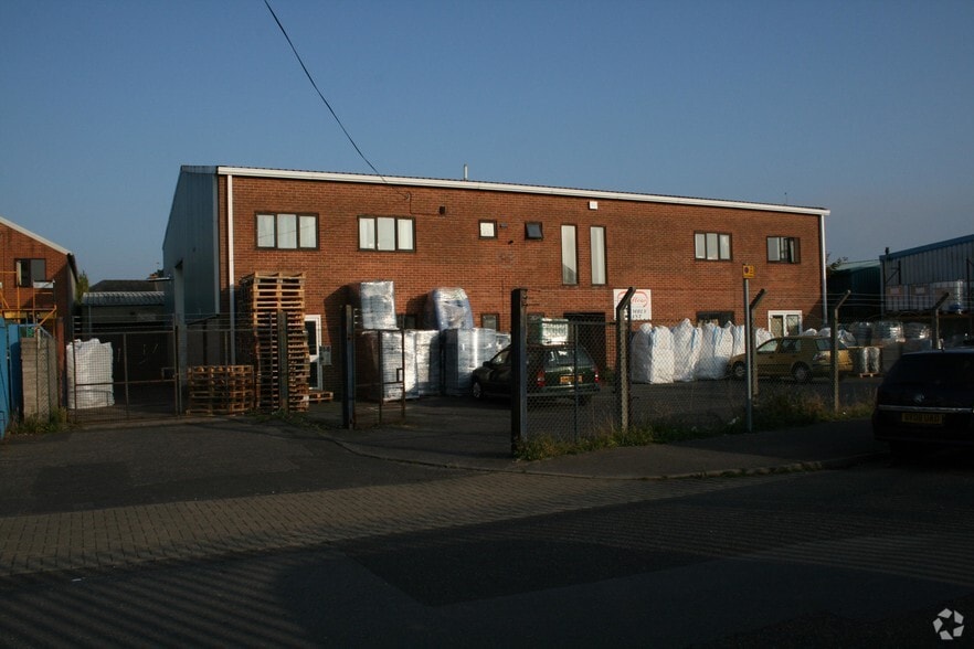 Gore Rd, New Milton to rent - Primary Photo - Image 1 of 1