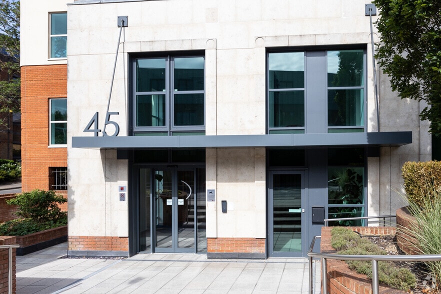 45 London Rd, Reigate to rent - Building Photo - Image 3 of 9