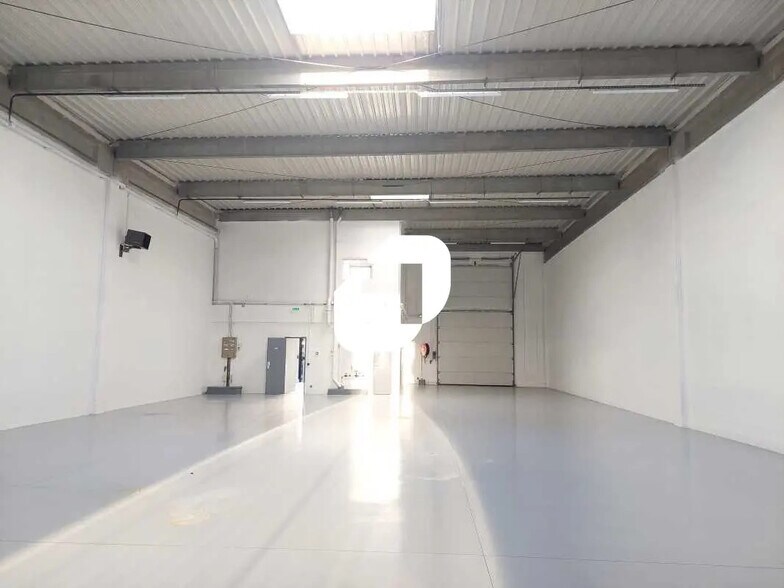 6-8 Rue Marie Curie, Coignières to rent - Interior Photo - Image 3 of 10