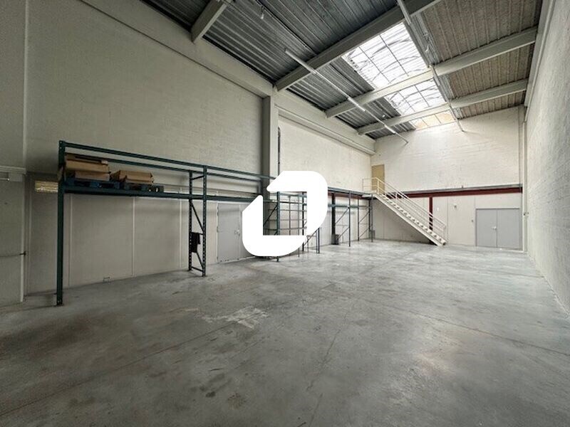 Light Industrial in Le Mesnil-Amelot to rent Building Photo- Image 1 of 17