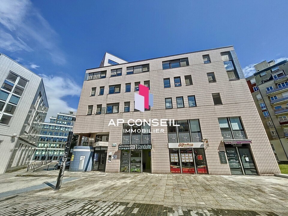 Office in Montigny-le-Bretonneux to rent Building Photo- Image 1 of 5