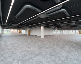 5500 Lakeside, Cheadle to rent Interior Photo- Image 1 of 3