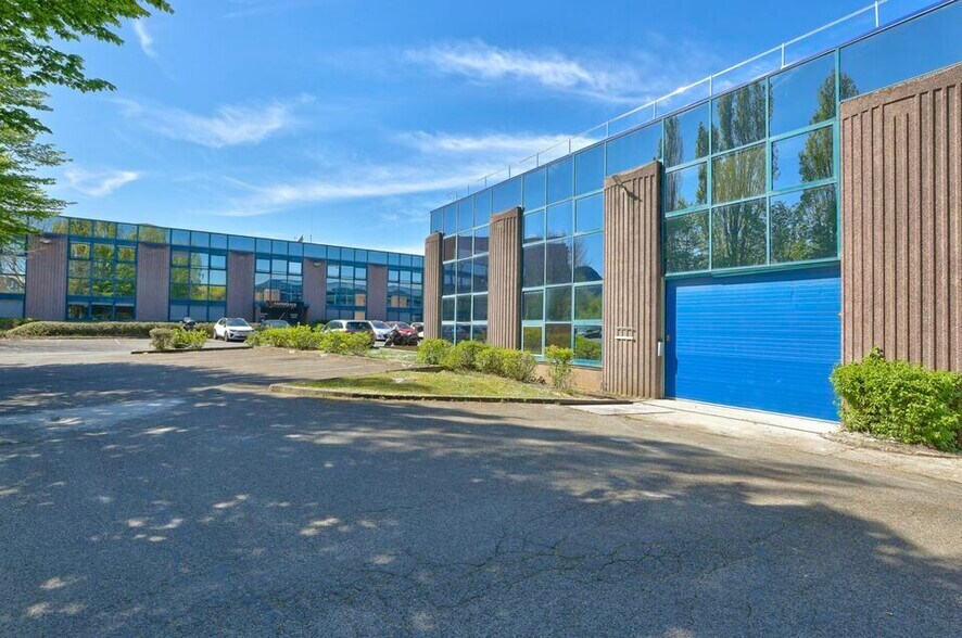 7 Avenue Des Freres Lumiere, Villiers-sur-Marne to rent - Building Photo - Image 3 of 8