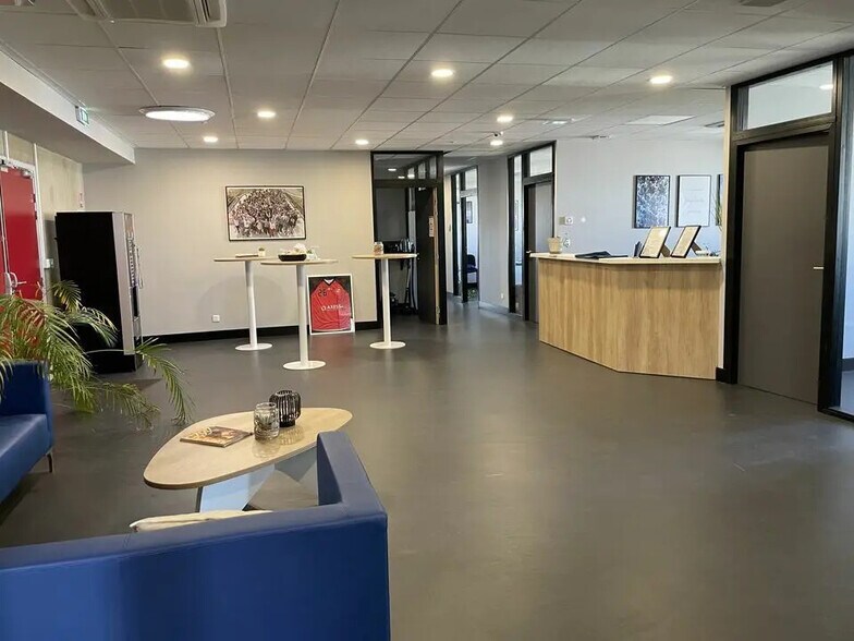 Office in Valence to rent - Interior Photo - Image 2 of 6