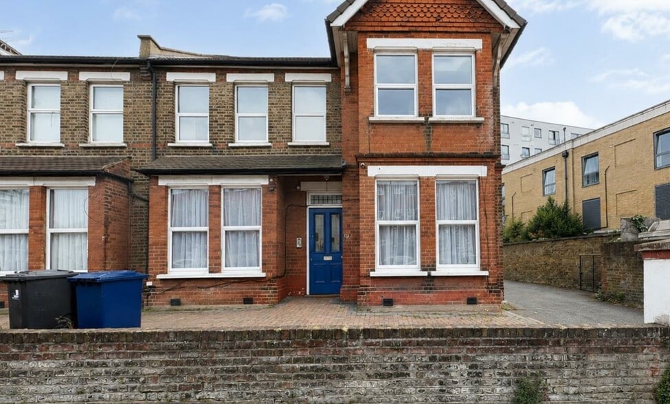 39 Broughton Rd, London to rent - Primary Photo - Image 1 of 5