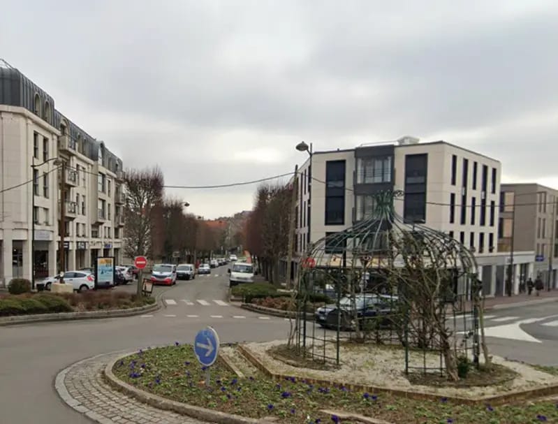 Retail in Le Chesnay-Rocquencourt to rent Building Photo- Image 1 of 3
