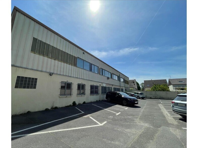 Light Industrial in Éragny for sale - Building Photo - Image 2 of 8