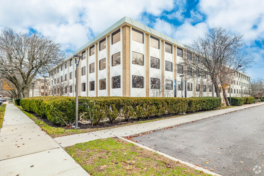 2 Huntington Quadrangle, Melville, NY for rent - Building Photo - Image 1 of 7