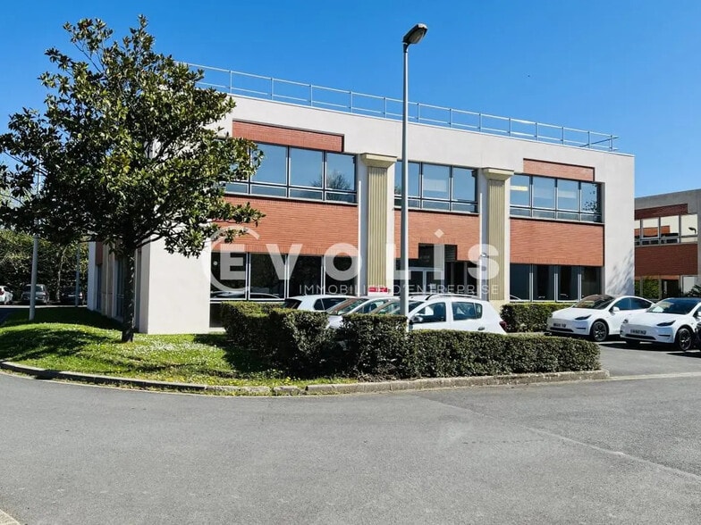 Office in Émerainville to rent - Building Photo - Image 1 of 17