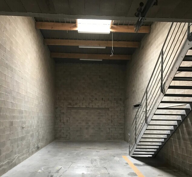 Light Industrial in Ozoir-la-Ferrière to rent - Interior Photo - Image 2 of 4