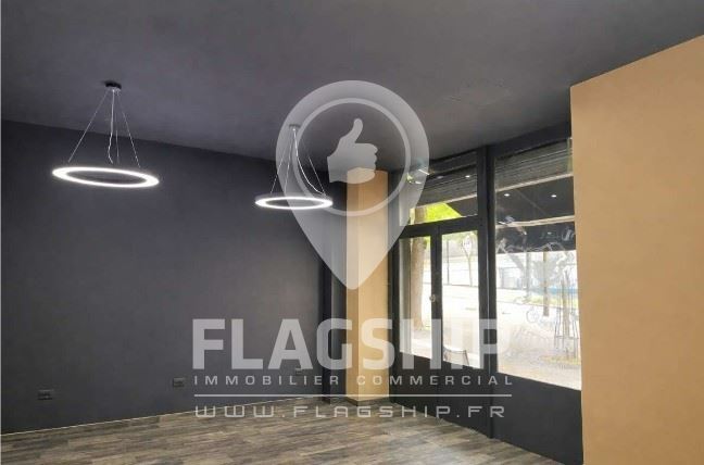 Retail in Paris to rent Interior Photo- Image 1 of 3