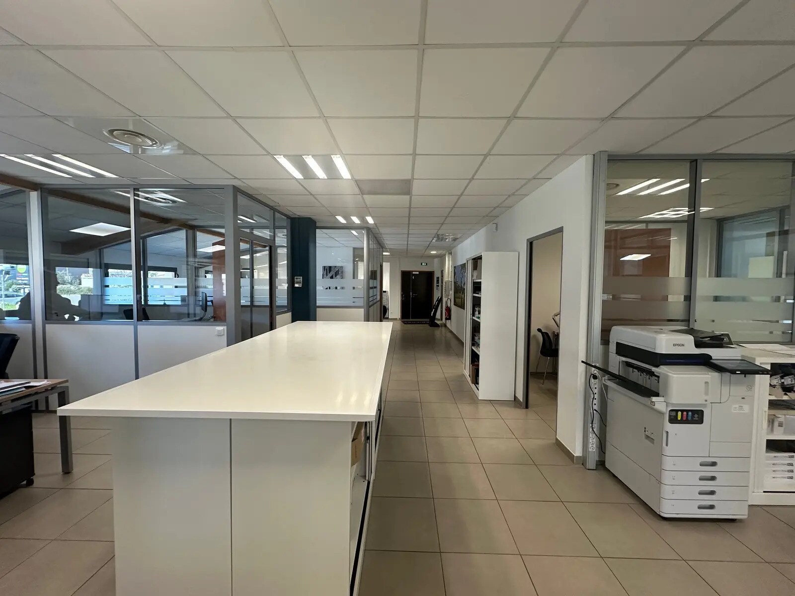 Retail in Le Tholonet for sale Interior Photo- Image 1 of 3