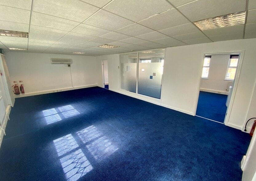 14-26 Victoria St, Luton to rent - Interior Photo - Image 2 of 3