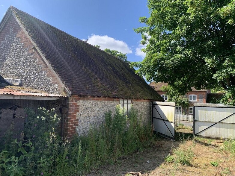 130 Chalton Ln, Waterlooville for sale - Building Photo - Image 2 of 17