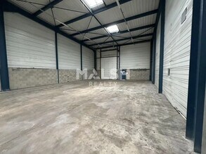 Light Industrial in Décines-Charpieu to rent Interior Photo- Image 1 of 3