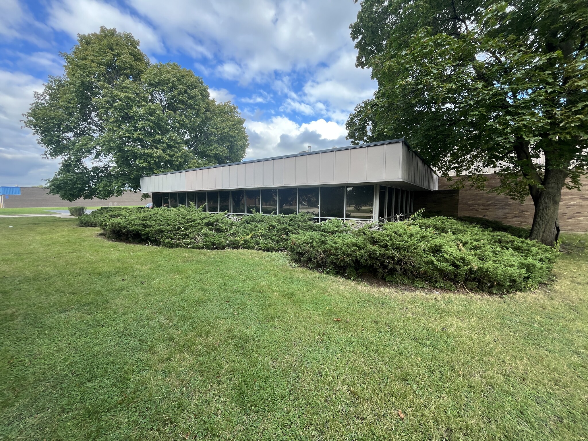 333 W Washington Blvd, Mundelein, IL for sale Building Photo- Image 1 of 22