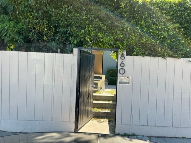 860 Brooks Ave, Venice, CA for rent - Building Photo - Image 3 of 11