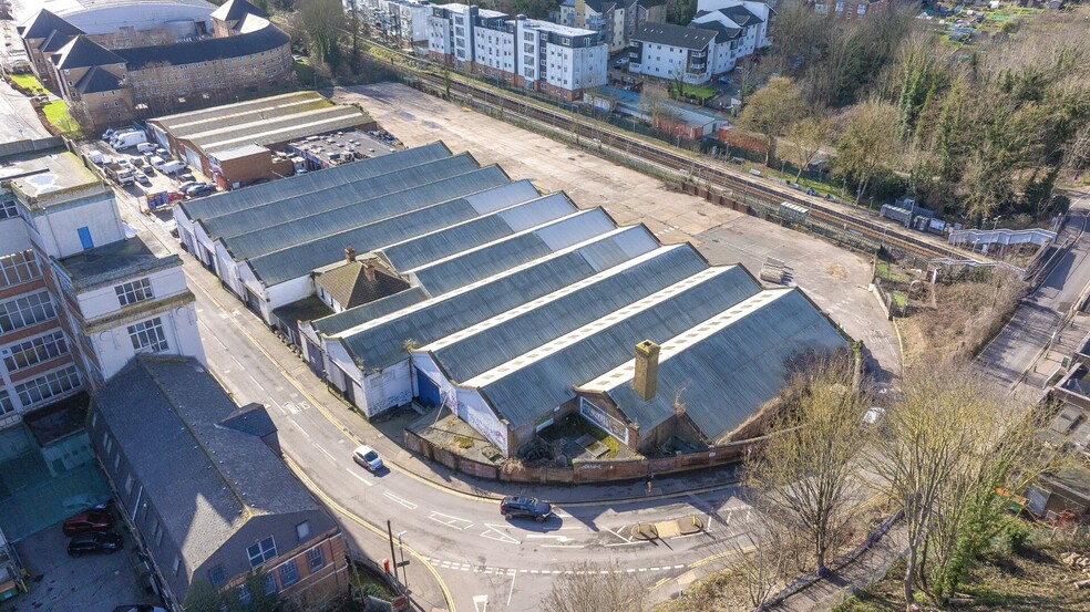 Buckland Hl, Maidstone to rent - Building Photo - Image 1 of 9