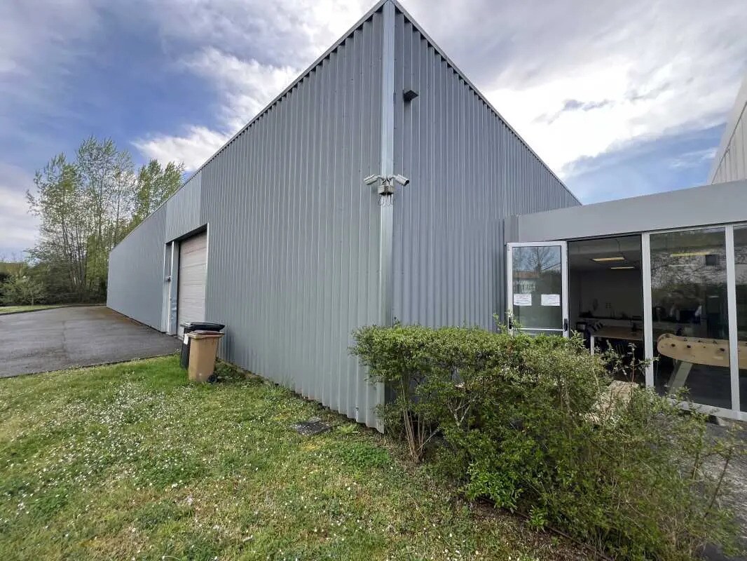 Office in Le Haillan to rent Building Photo- Image 1 of 11