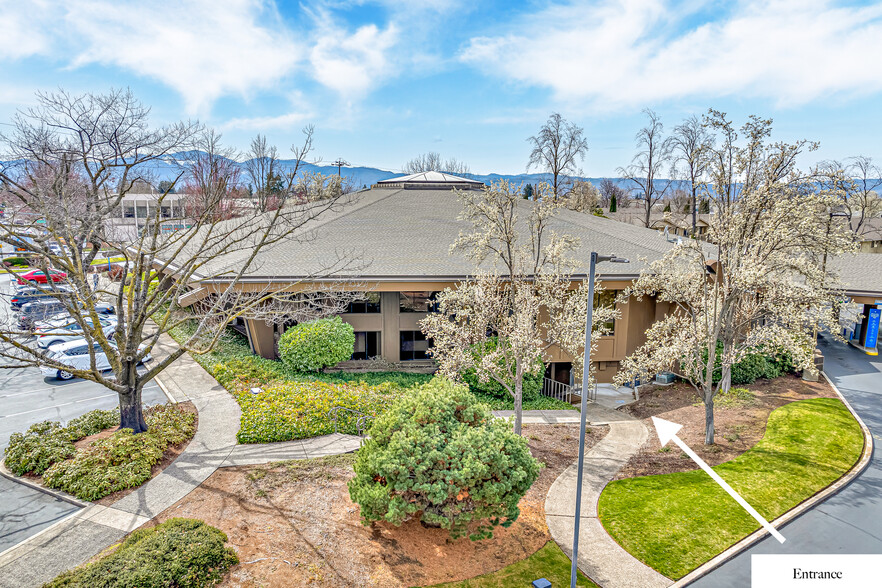 601 Crater Lake Ave, Medford, OR for rent - Building Photo - Image 2 of 8