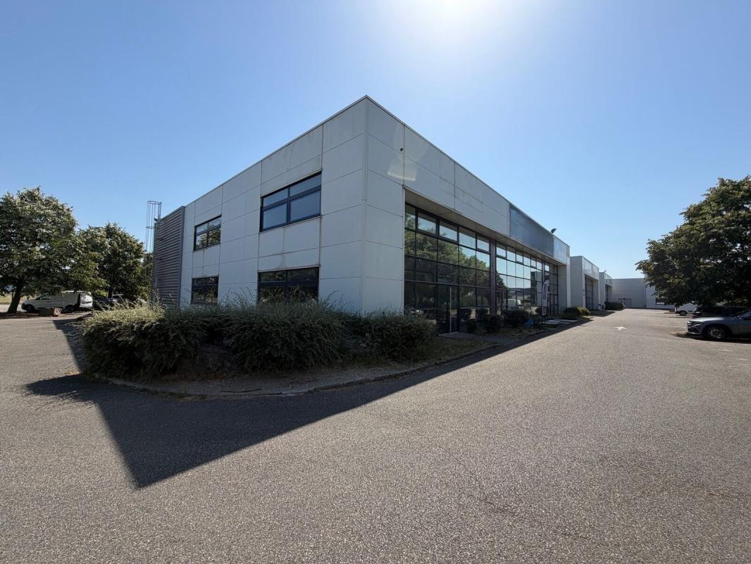 Light Industrial in Décines-Charpieu to rent Building Photo- Image 1 of 6