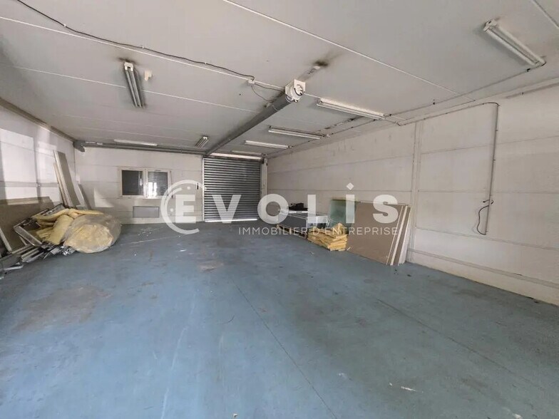 Light Industrial in Massy to rent - Interior Photo - Image 2 of 9