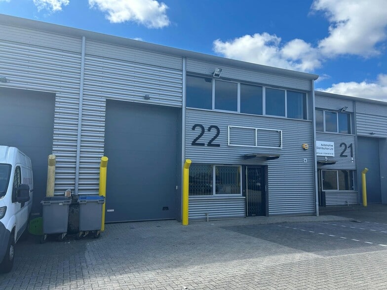 Lovelace Rd, Bracknell to rent - Building Photo - Image 2 of 8