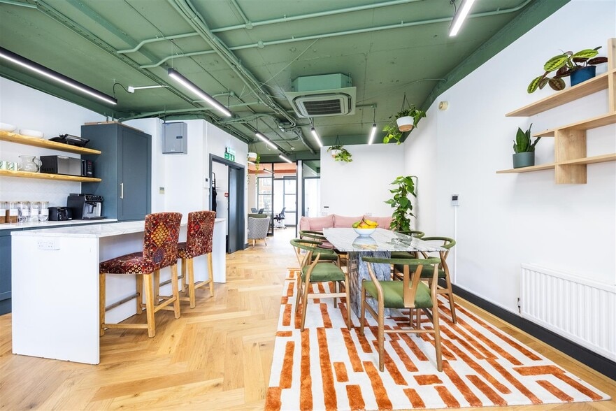 City Rd, London to rent - Interior Photo - Image 3 of 9