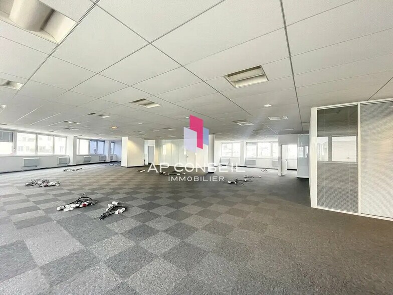 Office in Montigny-le-Bretonneux to rent - Interior Photo - Image 2 of 4